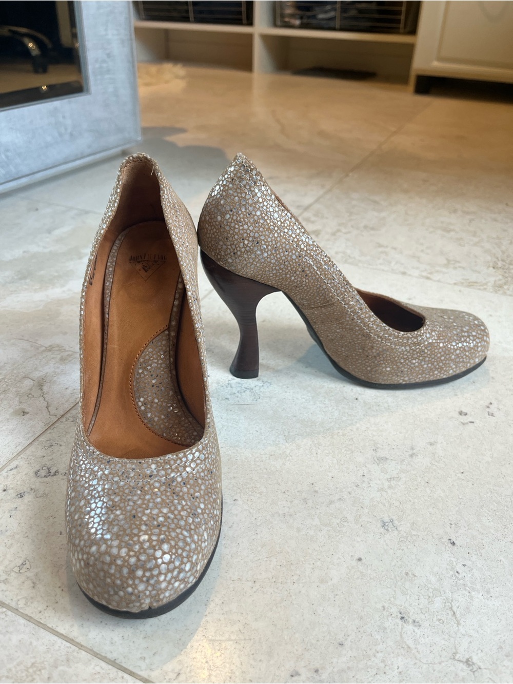 John Fluevog Attentions Paris Beige Devilfish High Heel Pumps Sz 7 VTG 2011